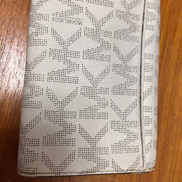 Michael Kors Cream Wallet Logo As Is - Picture 2 of 5